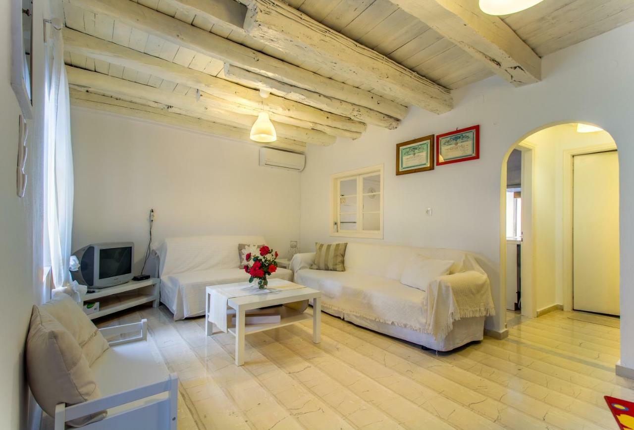 Central House Agrafoi Екстер'єр фото