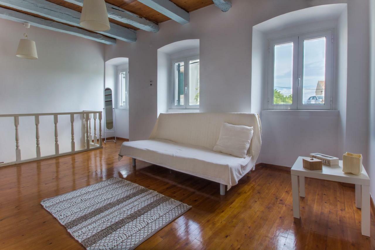 Central House Agrafoi Екстер'єр фото